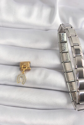 Gold Renk Sallantı Zirkon Taşlı Nal Model Nomination Charm - EBJ250113W30419 - 2