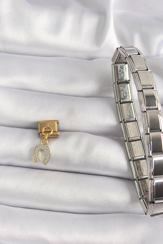 Gold Renk Sallantı Zirkon Taşlı Nal Model Nomination Charm - EBJ250113W30419 - 2