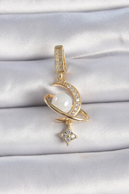 Gold Renk Zirkon Taş Detaylı Hilal Model Sallantı İncili Ajda Charm - EBJ241109W28982 - 1