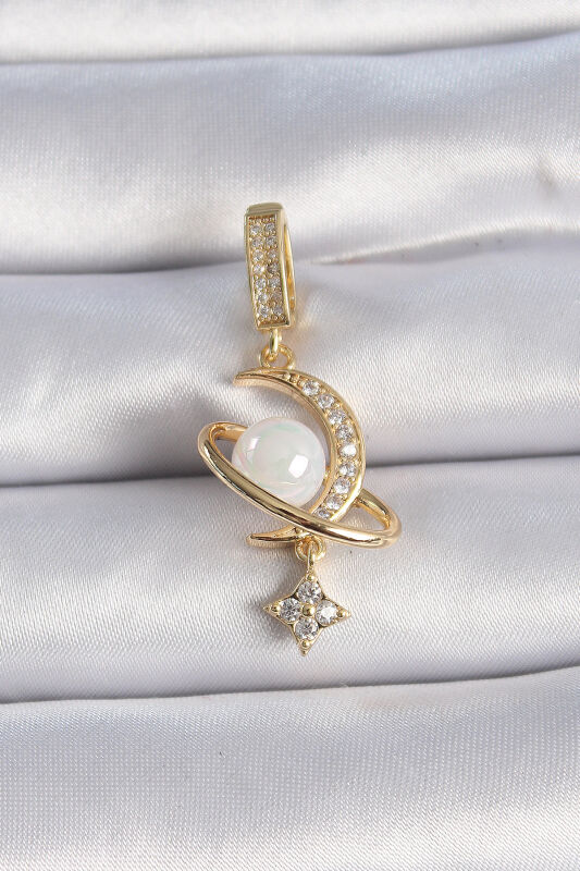 Gold Renk Zirkon Taş Detaylı Hilal Model Sallantı İncili Ajda Charm - EBJ241109W28982 - 1