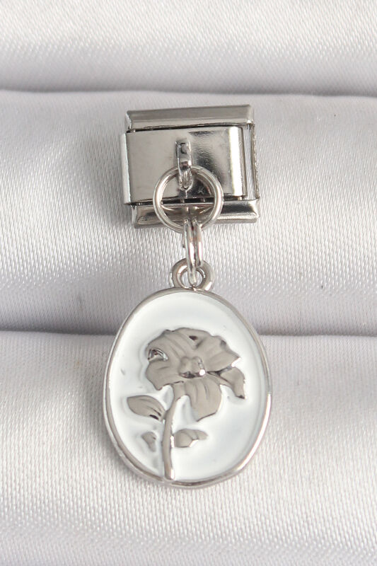 Gümüş Renk Çiçek İşlemeli Beyaz Portre Model Nomination Charm - EBJ250501W32847 - 1