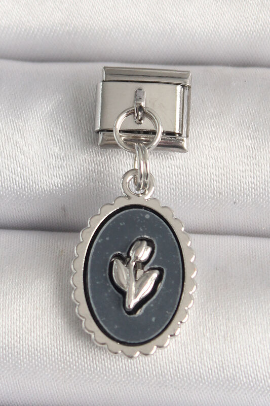 Gümüş Renk Çiçek İşlemeli Siyah Portre Model Nomination Charm - EBJ250501W32848 - 1