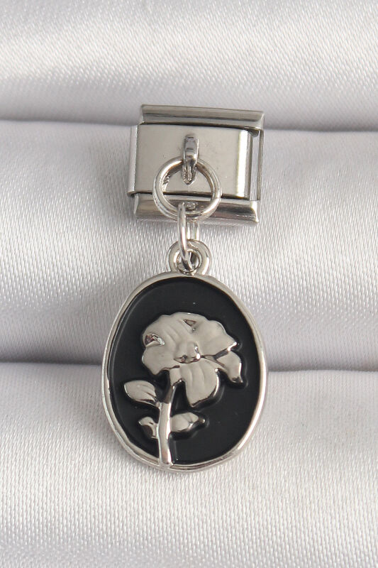 Gümüş Renk Gümüş Çiçek İşlemeli Siyah Portre Model Nomination Charm - EBJ250501W32843 - 1