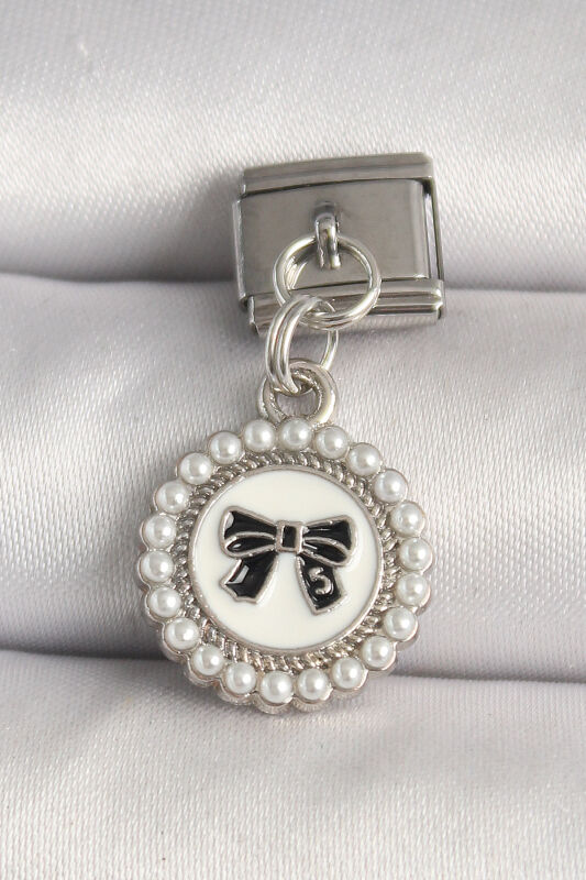 Gümüş Renk Siyah Fiyonk İşlemeli İnci Detaylı Nomination Charm - EBJ250501W32935 - 1