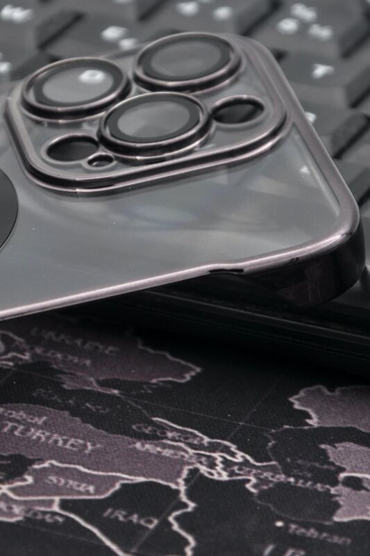 iPhone 14 Pro Max Uyumlu Siyah Renkli İnce Kenarlı Şeffaf Sert Kapak Kılıf - 3