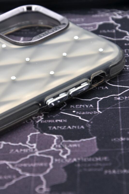 iPhone 15 Pro Max Uyumlu Baklava Desenli Pırlanta Taşlı Sert Kapak Kılıf Gri - 4