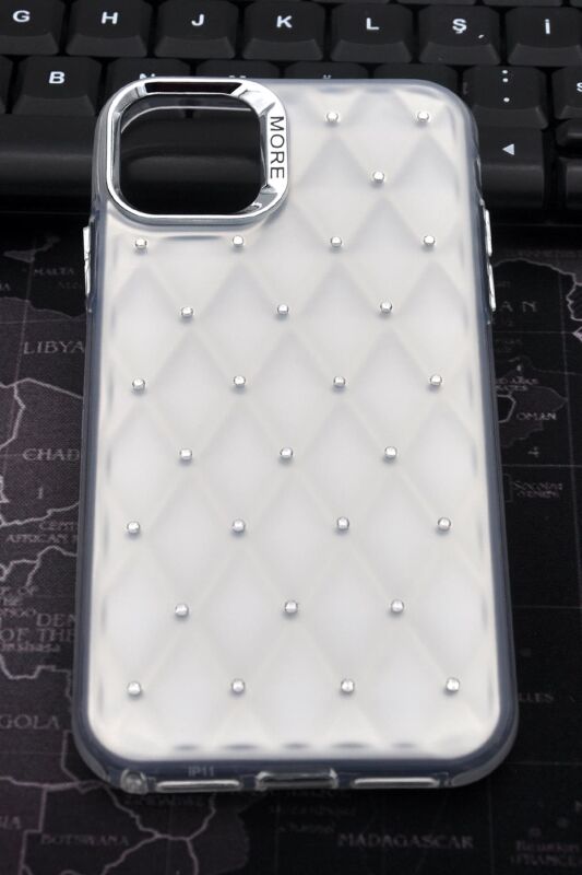 iPhone 16 Pro Max Uyumlu Baklava Desenli Pırlanta Taşlı Sert Kapak Kılıf Beyaz - 2