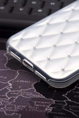 iPhone 16 Pro Max Uyumlu Baklava Desenli Pırlanta Taşlı Sert Kapak Kılıf Beyaz - 5