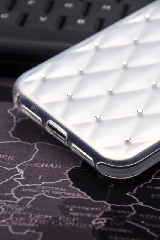 iPhone 16 Pro Max Uyumlu Baklava Desenli Pırlanta Taşlı Sert Kapak Kılıf Beyaz - 5