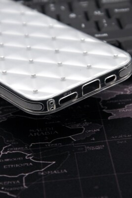 iPhone 16 Uyumlu Baklava Desenli Pırlanta Taşlı Sert Kapak Kılıf Beyaz - 5