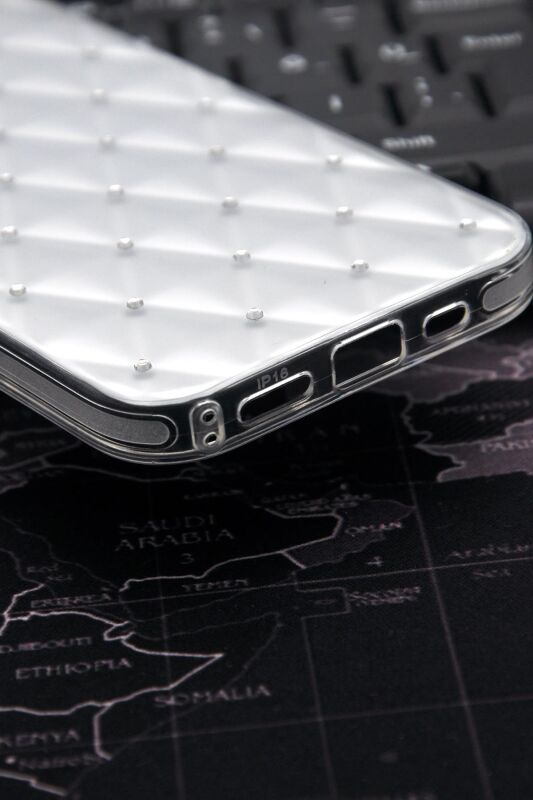 iPhone 16 Uyumlu Baklava Desenli Pırlanta Taşlı Sert Kapak Kılıf Beyaz - 5