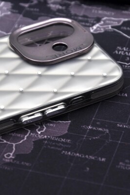 iPhone 16 Uyumlu Baklava Desenli Pırlanta Taşlı Sert Kapak Kılıf Gri - 4