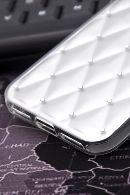 iPhone 7 Plus / 8 Plus Uyumlu Baklava Desenli Pırlanta Taşlı Sert Kapak Kılıf Beyaz - 5