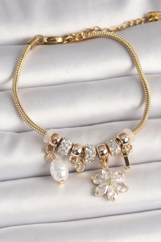 Pirinç Gold Renk Sallantı Zirkon Taşlı Çiçek Model İnci Detay Charm Kadın Bileklik - EBJ250501W33508 - 1