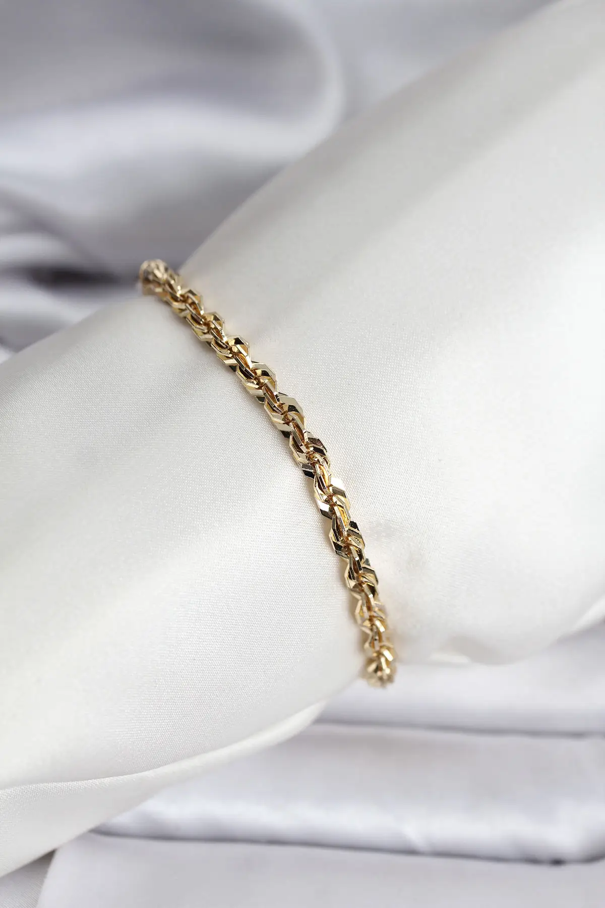 14K Gold Renk Kaplama Burgu Zincir Model CM Kadın Bileklik - EBJ260829W46466