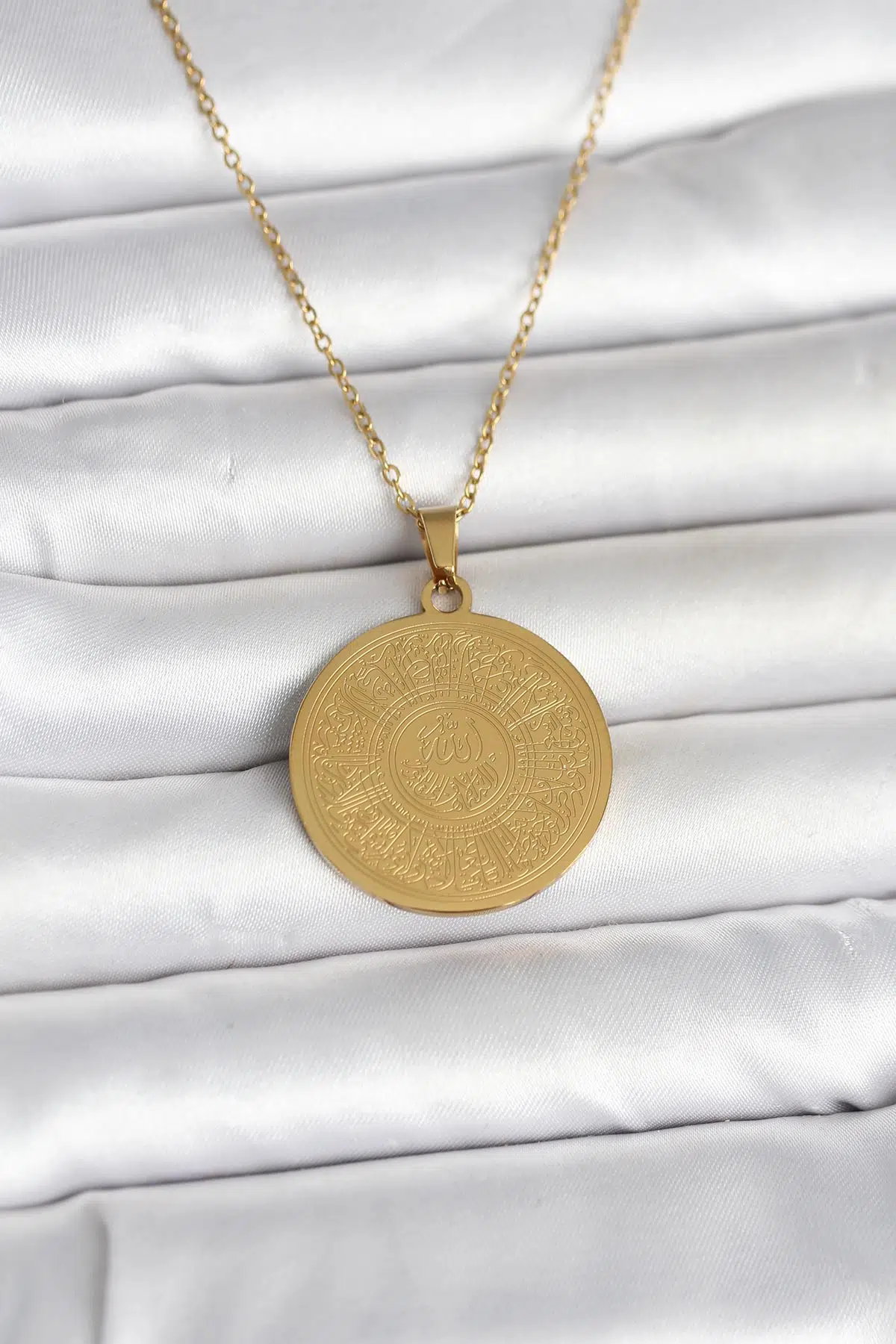 Gold Renk Ayetel Kürsi Yazılı Kolye - EBJ260418W41933
