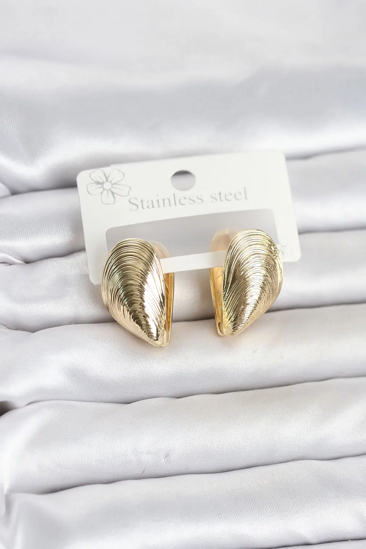 Gold Renk Midye Model Kadın Küpe - EBJ260822W46280