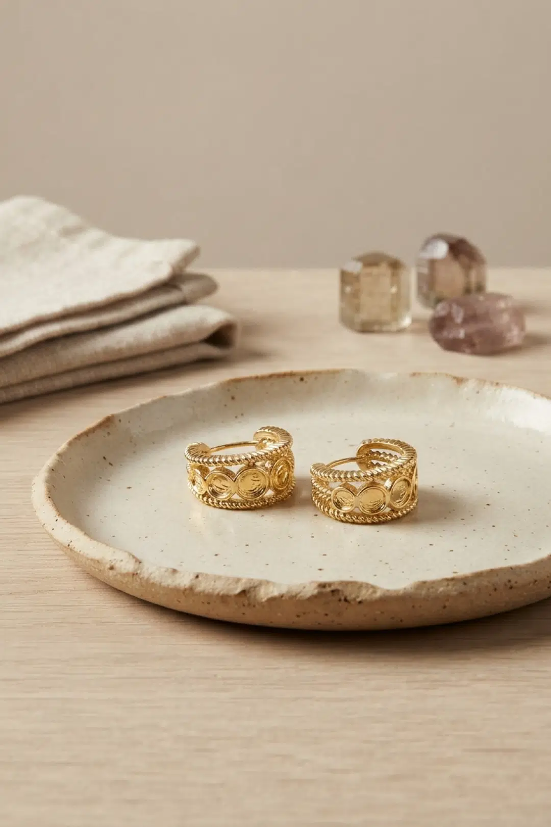 Gold Renk Para Figürlü Kenarları İşlemeli Küpe - EBJ260822W46255