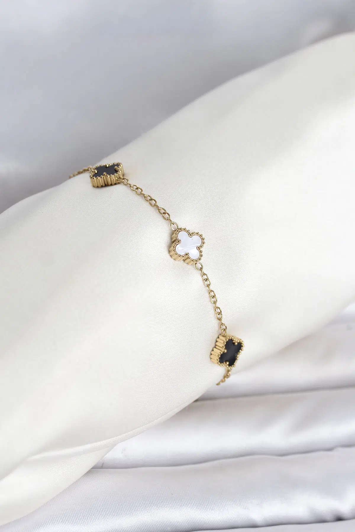 Gold Renk Siyah Beyaz Baby Yonca Model Kadın Bileklik - EBJ260612W44077