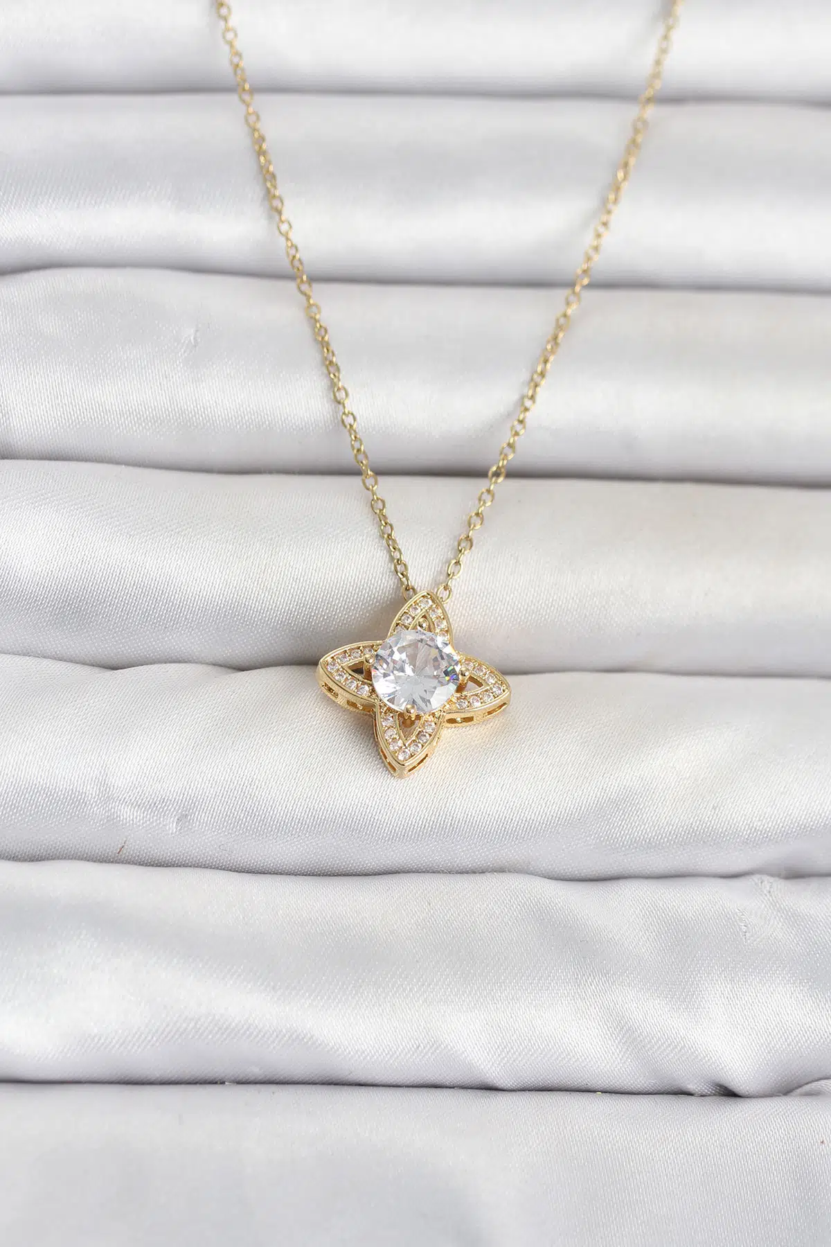 Zincir Gold Renk Yonca Model Kadın Kolye - EBJ260612W43945