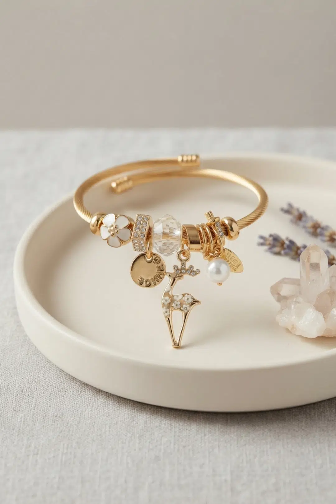 Geyik Model Gold Renk Beyaz Charmlı Bileklik - EBJ260725W44450