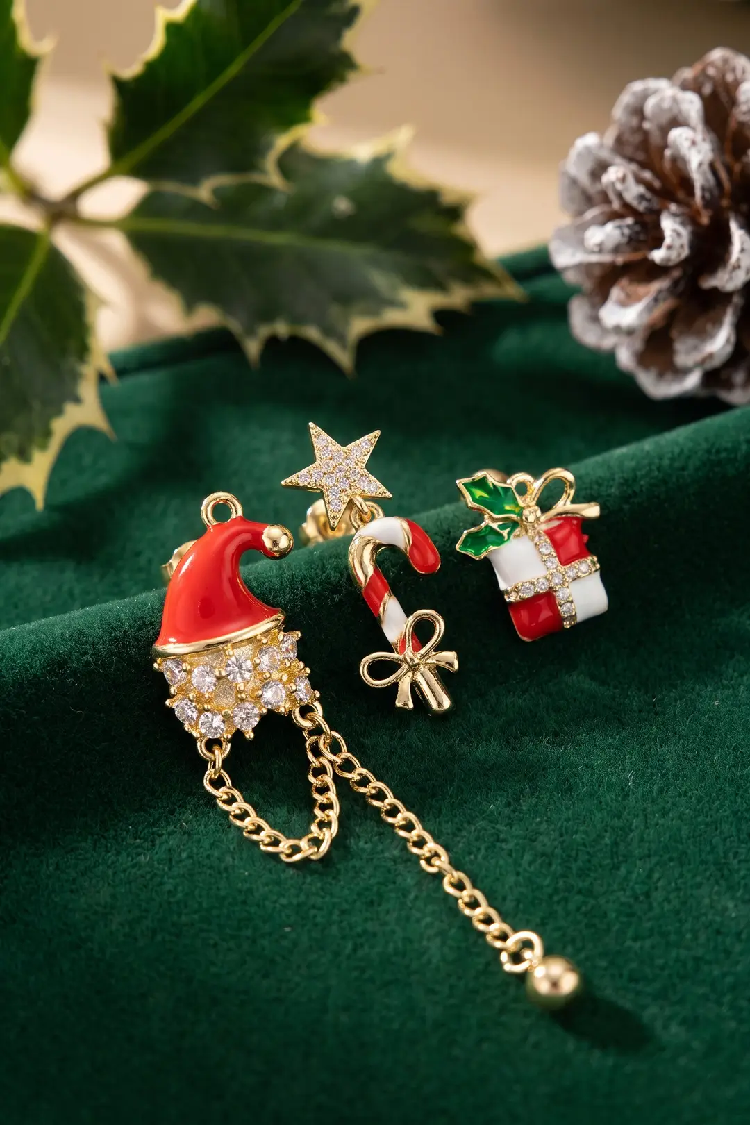 Gold Noel Baba Şapkalı Zirkon Taşlı Yılbaşı Küpe - EBJ261010W47153