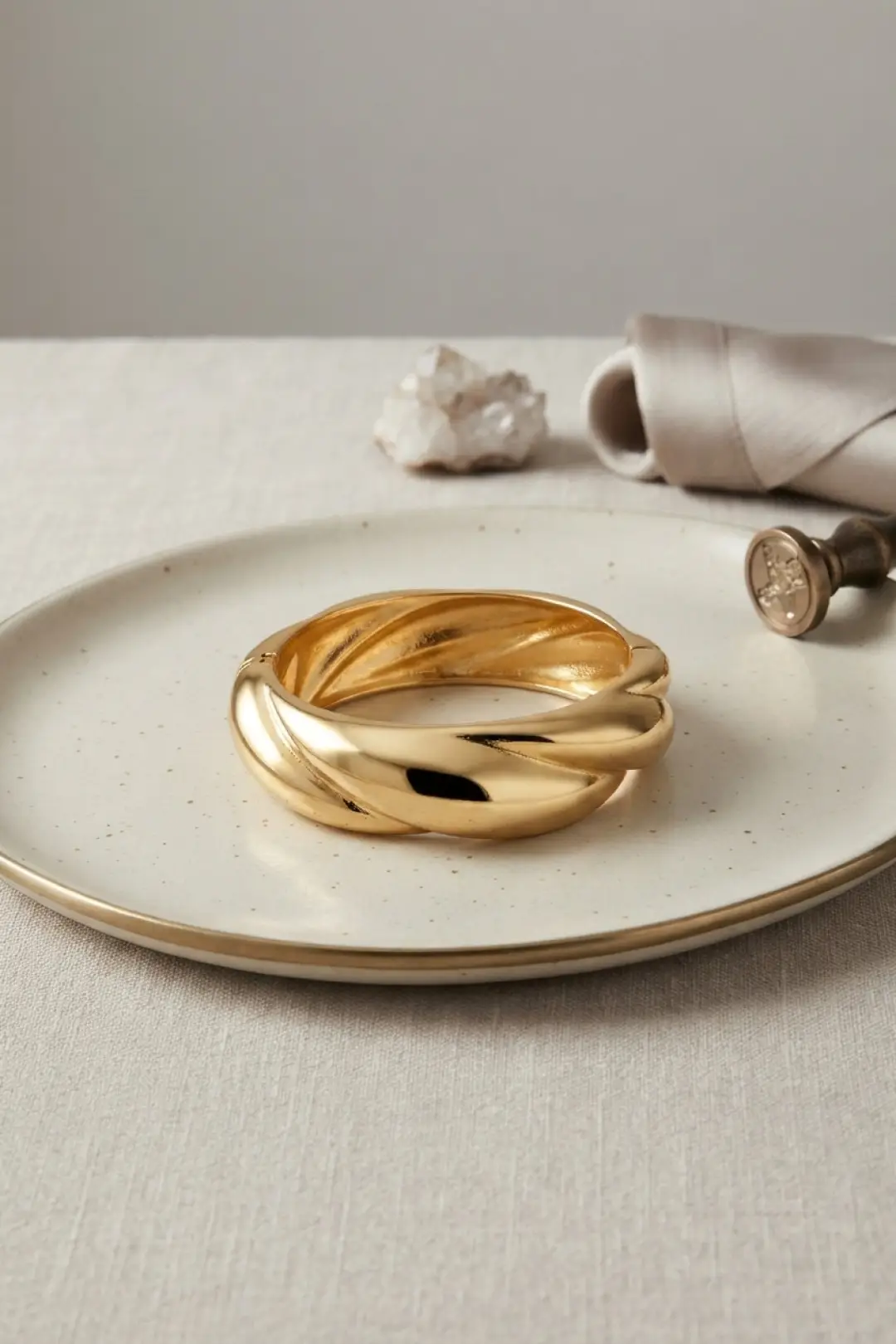 Gold Renk Pirinç Sarmal Model Vintage Kalın Kelepçe Bilezik - EBJ260905W46562