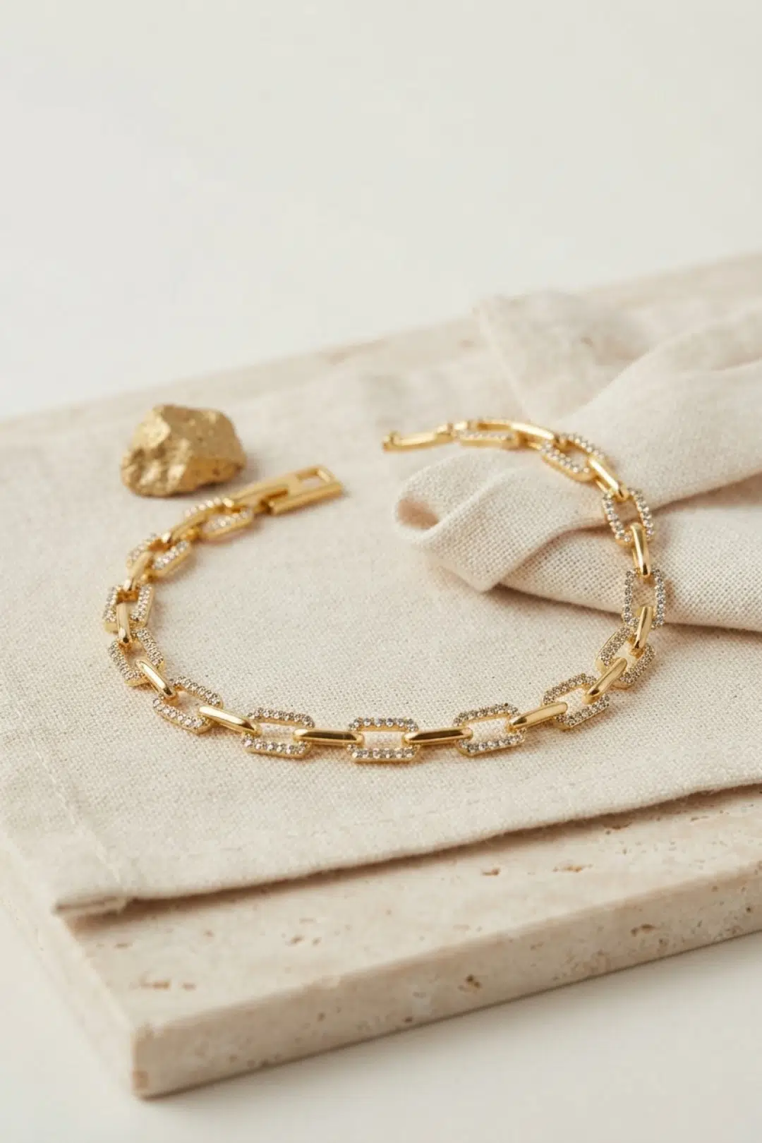 Gold Renk Pirinç Sıralı Kare Model Zirkon Taşlı Bileklik - EBJ260808W46125