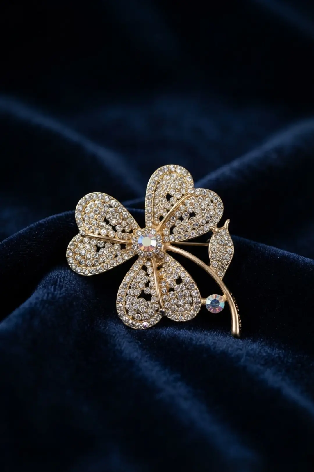 Gold Renk Zirkon Taşlı Yonca Model Broş - EBJ260829W46486