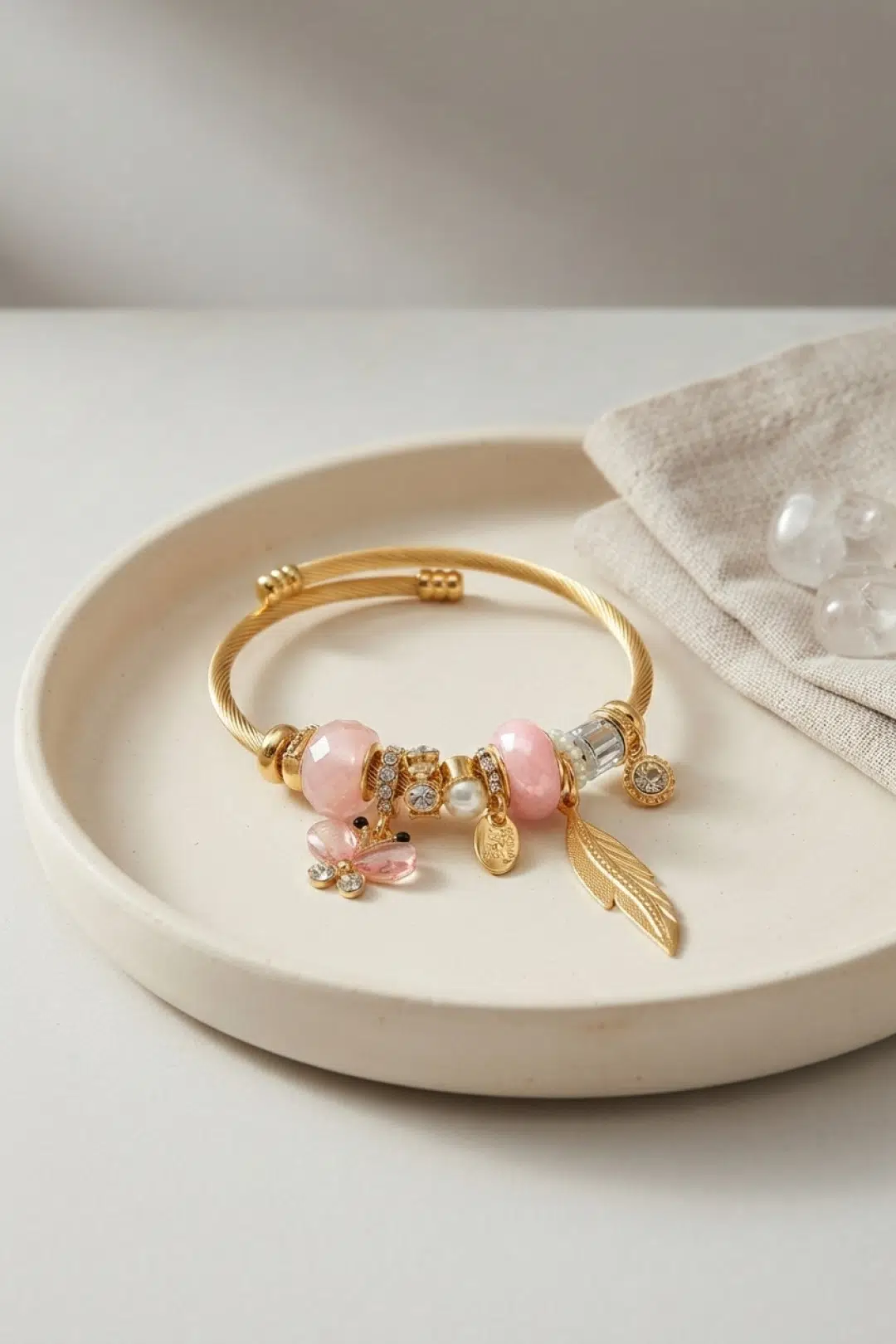 Kelebek Model Gold Renk Pembe Charmlı Bileklik - EBJ260725W44455