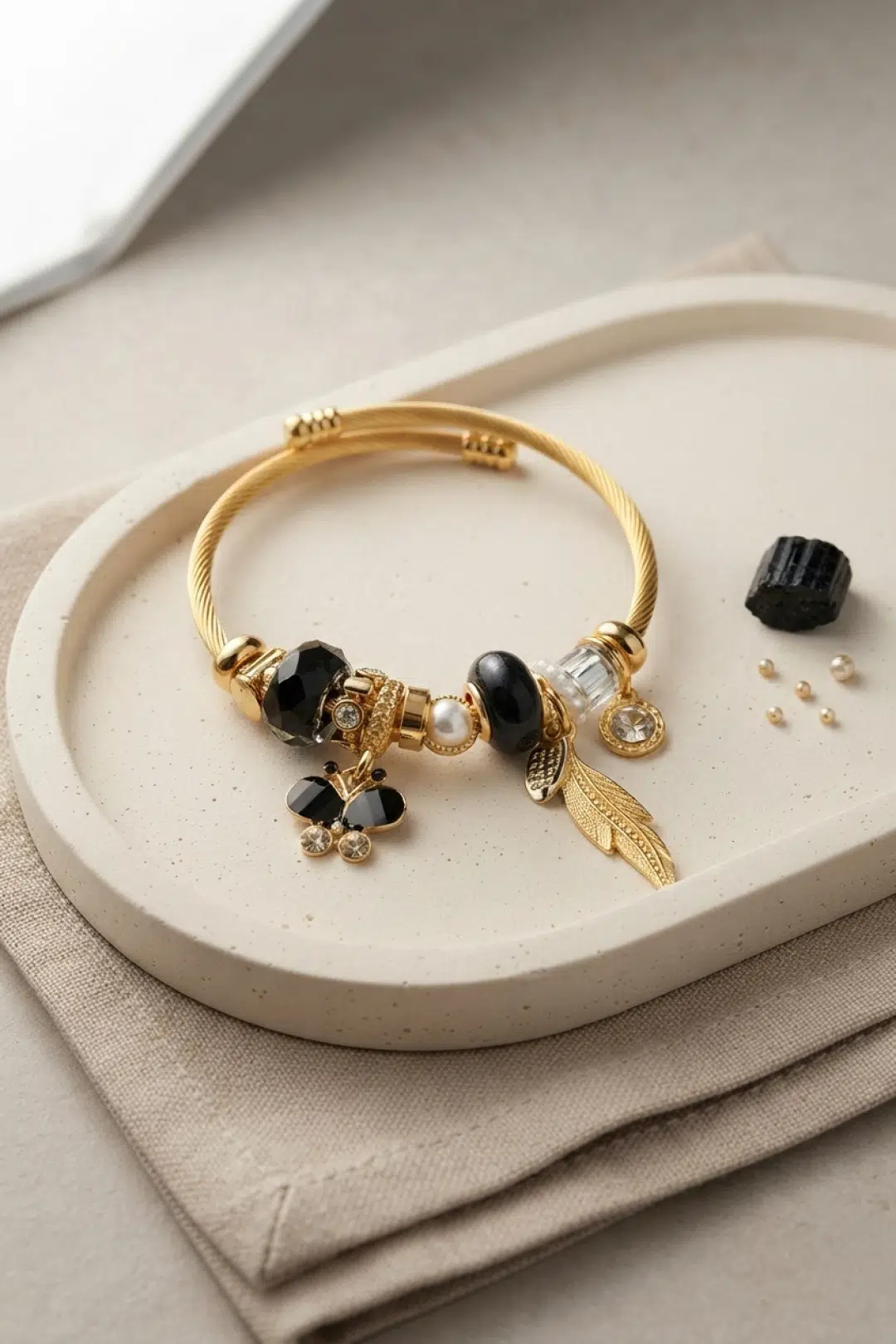 Kelebek Model Gold Renk Siyah Charmlı Bileklik - EBJ260725W44453