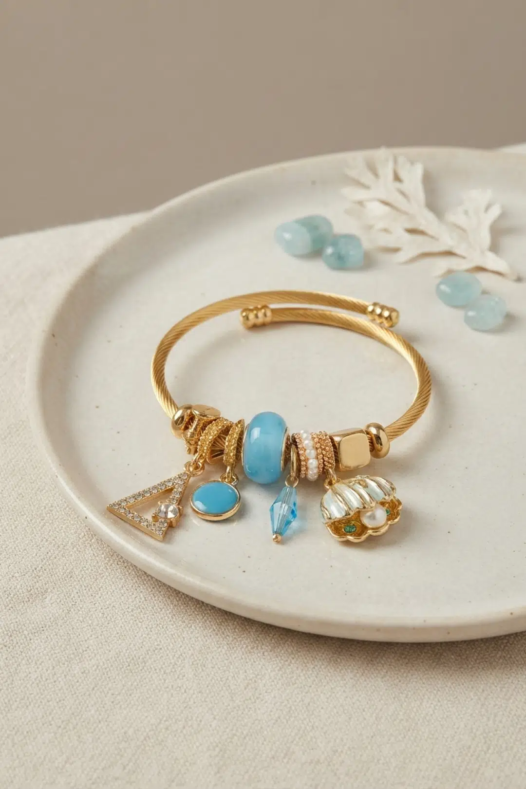 Mavi Deniz Kabuğu Model Gold Renk Charmlı Bileklik - EBJ260725W44462