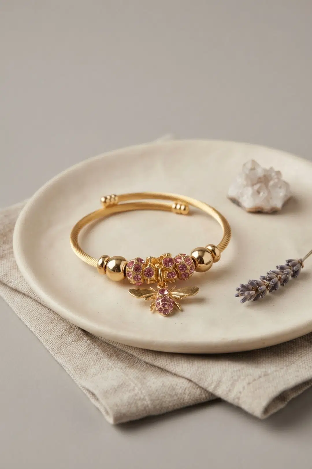 Pembe Arı Model Gold Renk Charm Bileklik - EBJ260725W44479