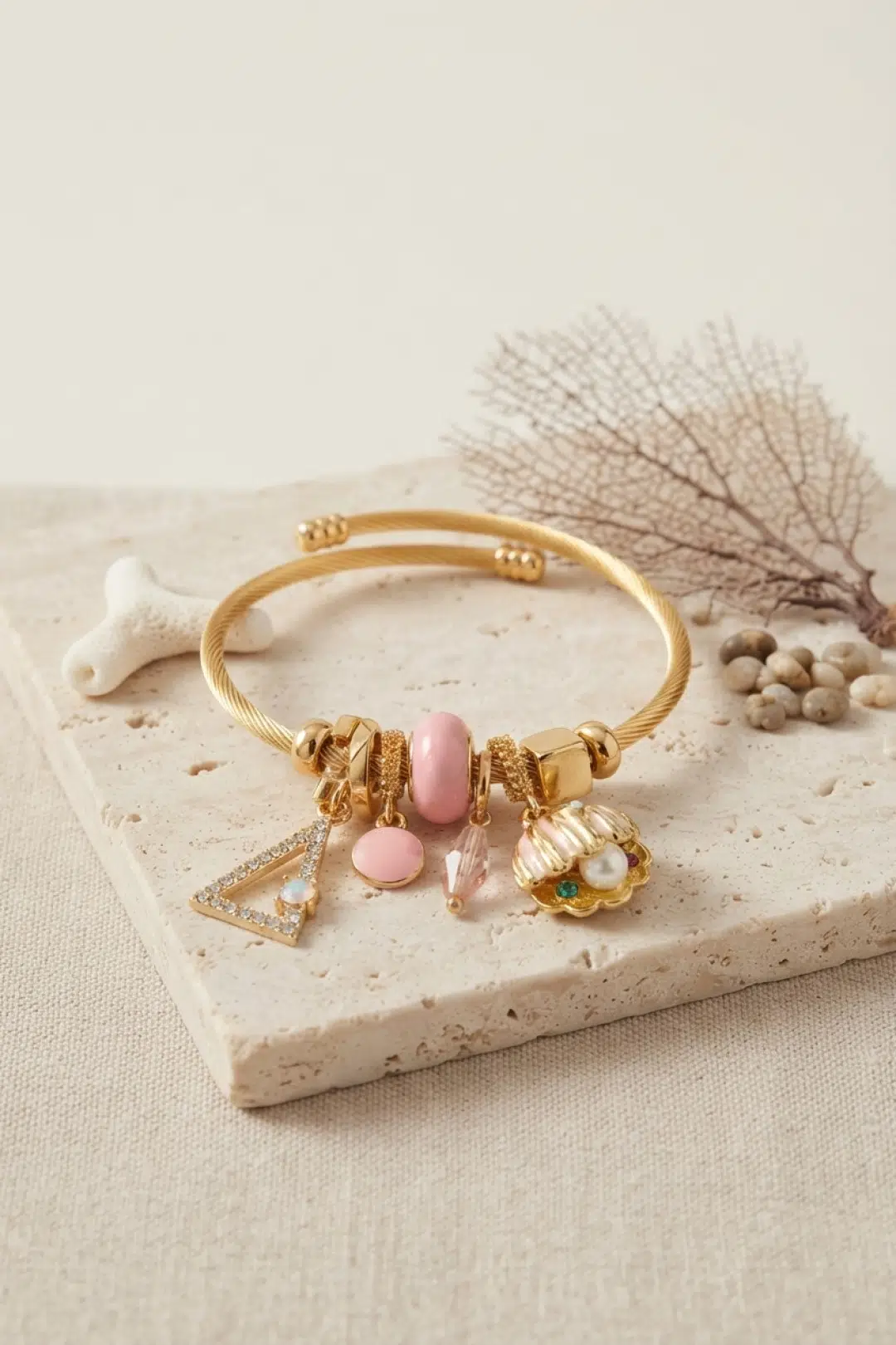 Pembe Deniz Kabuğu Model Gold Renk Charmlı Bileklik - EBJ260725W44463