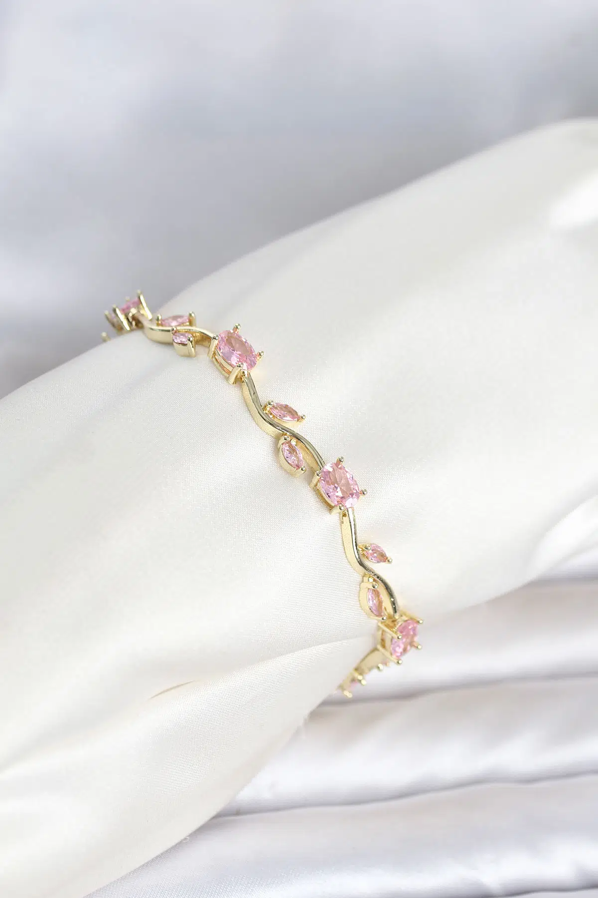 Pirinç Gold Renk Pembe Zirkon Taşlı Çiçek Model Kadın Bileklik - EBJ260612W44058
