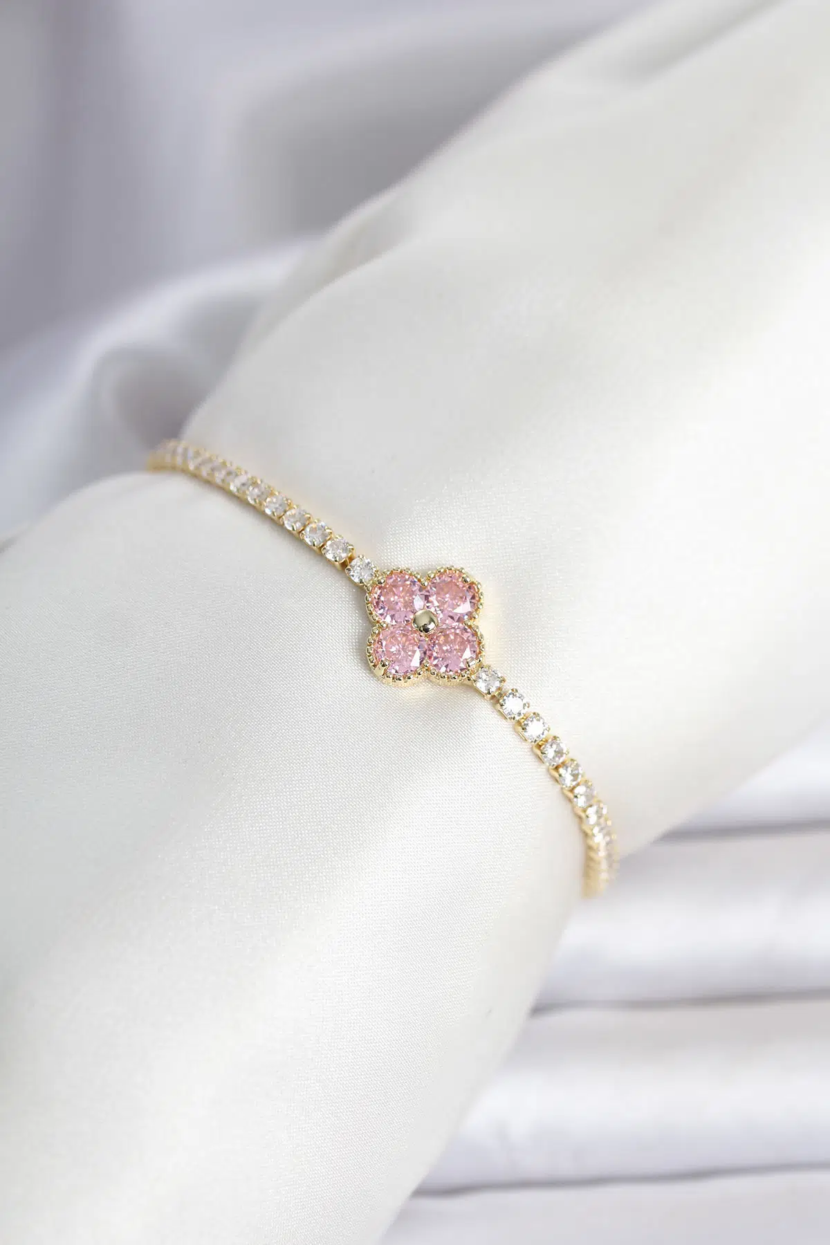 Pirinç Gold Renk Pembe Zirkon Taşlı Yonca Model Su Yolu Kadın Bileklik - EBJ260509W42096