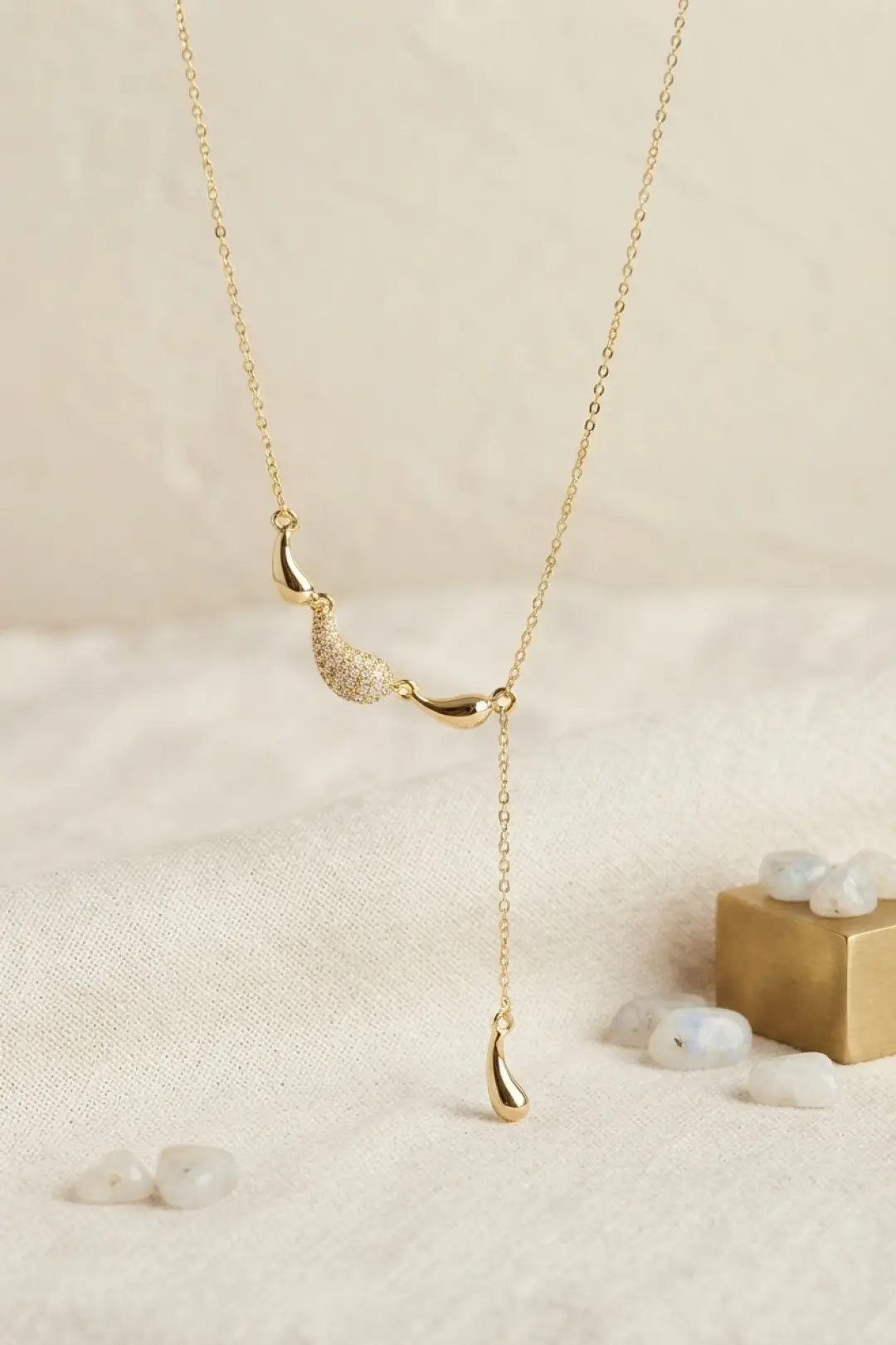 Pirinç Gold Renk Zirkon Taşlı Damla Model Kadın Kolye - EBJ260905W46608