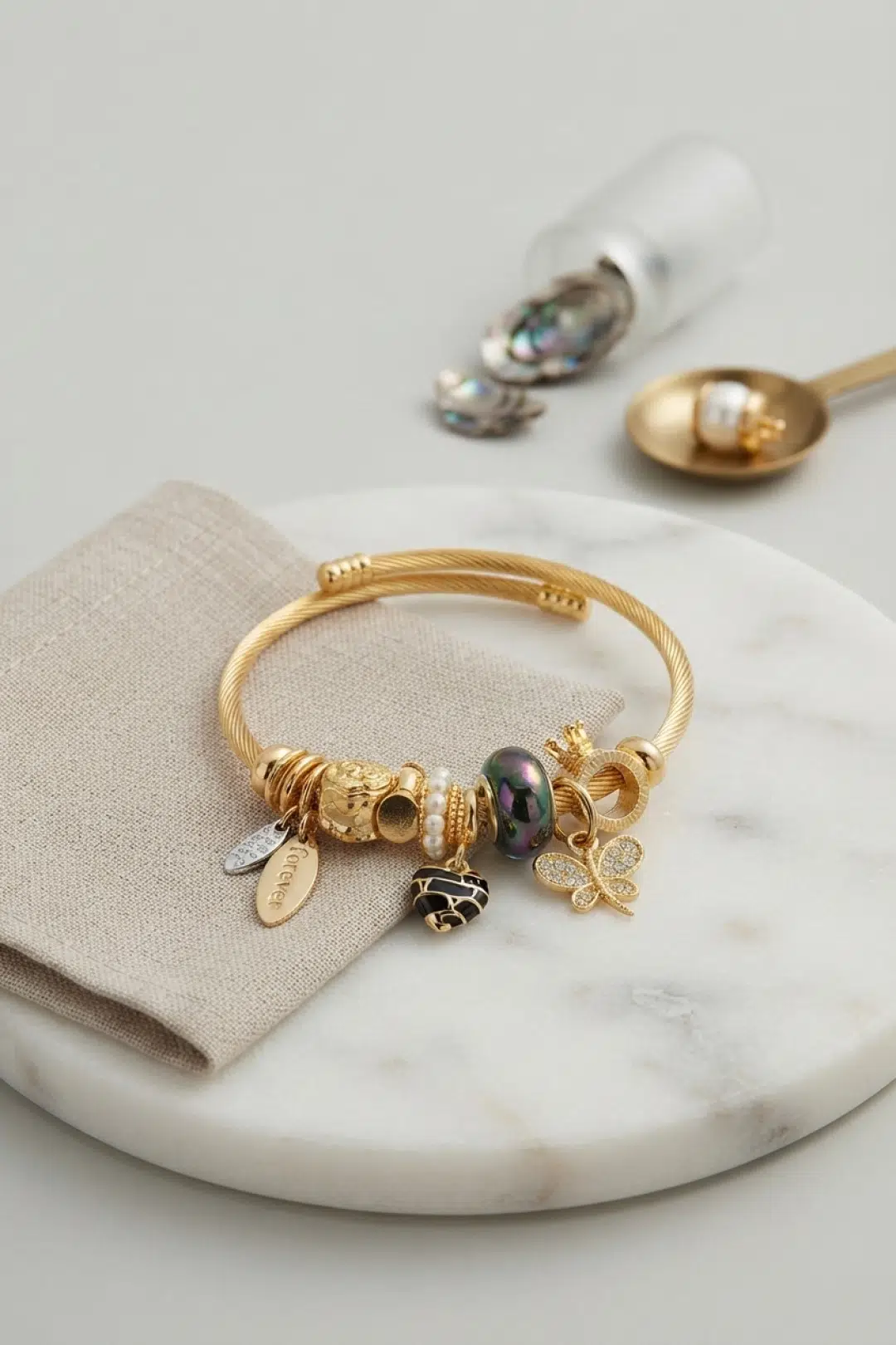Siyah Kalpli ve Kelebek Model Charmlı Bileklik - EBJ260725W44480