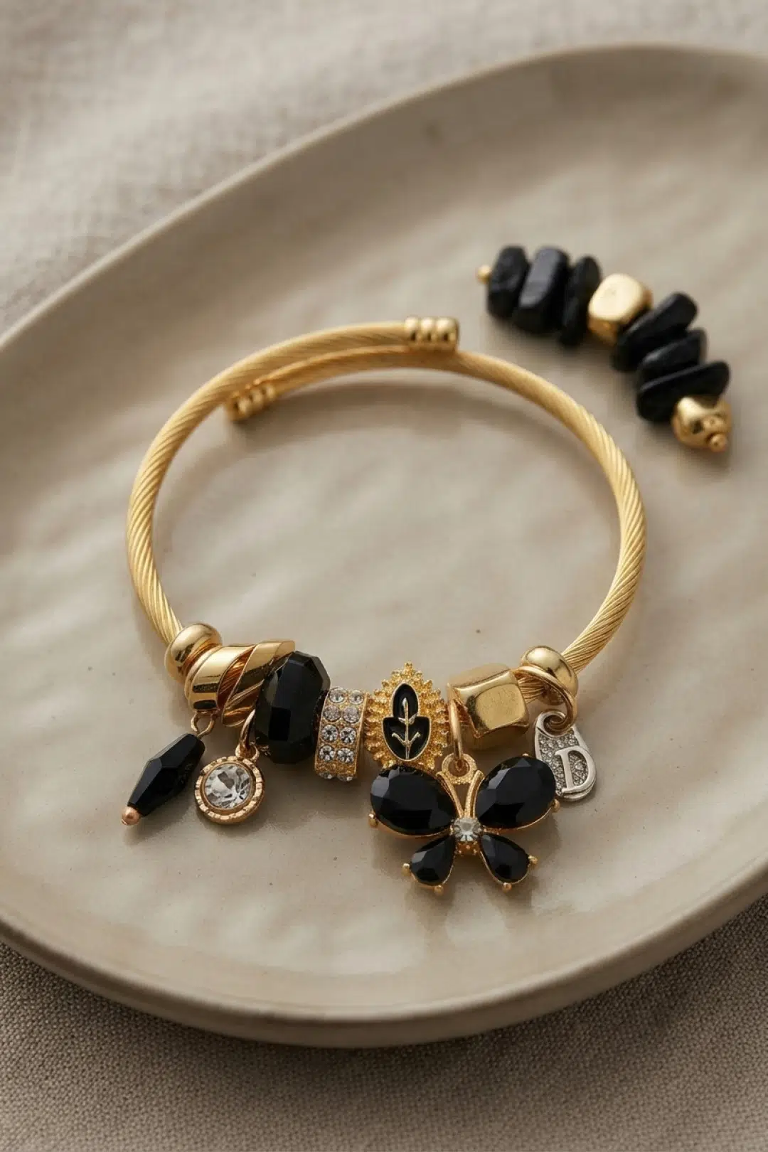 Siyah Kelebek Model Charmlı Bileklik - EBJ260725W44537