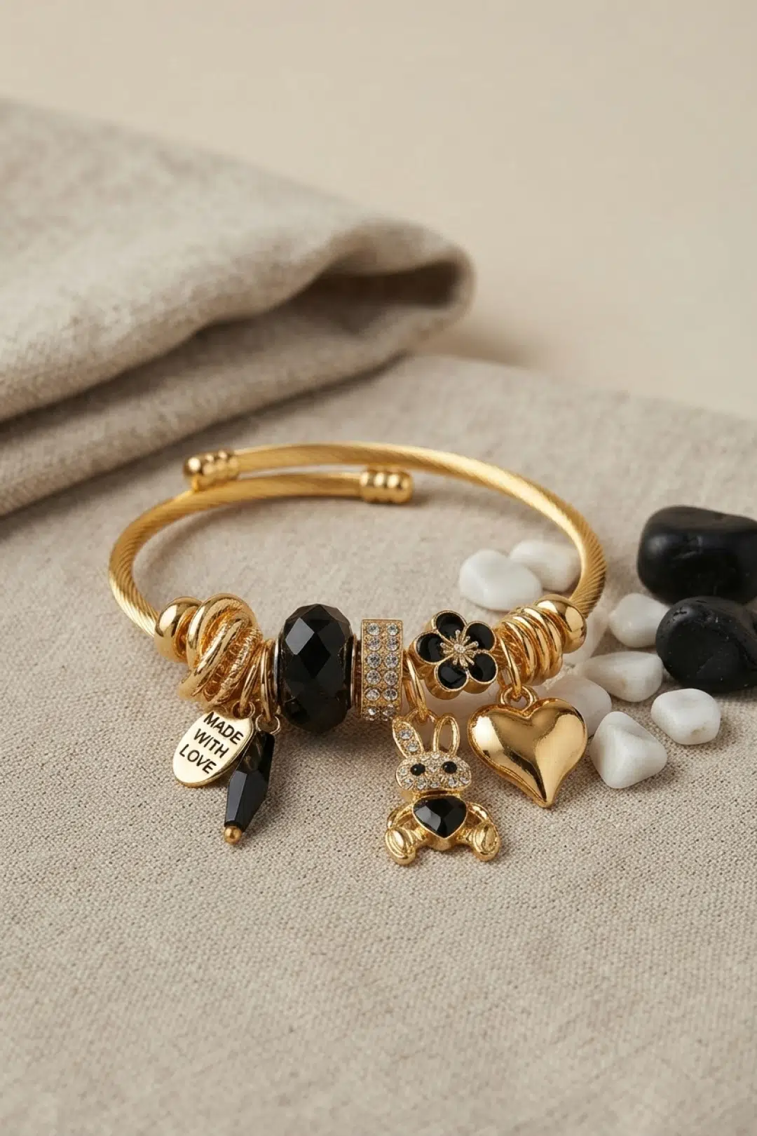 Tavşan Model Gold Renk Siyah Charmlı Bileklik - EBJ260725W44459