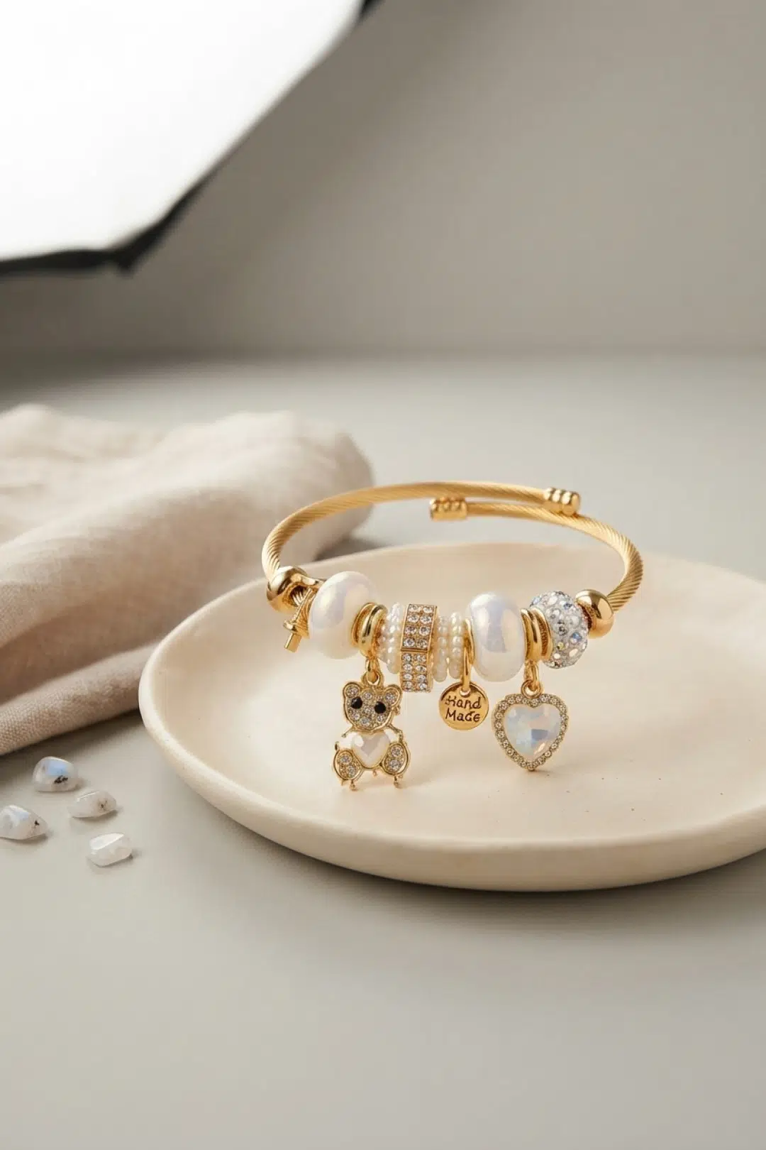 Tedy Bear Model Gold Renk Beyaz Charmlı Bileklik - EBJ260725W44448